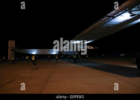 Phoenix, Arizona, USA. 2. Mai 2016. Solar Impulse landet das solar angetriebene Flugzeug pilotiert von André Borschberg am Phoenix-Goodyear-Flughafen. Das Flugzeug abhob von Moffett-Flugfeld in der Nähe von San Francisco früher in den Tag. die 16 Stunden Flug bedeckt etwa 720 Meilen. Bildnachweis: Jennifer Mack/Alamy Live-Nachrichten Stockfoto