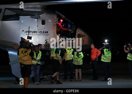 Phoenix, Arizona, USA. 2. Mai 2016. Solar Impulse landet das solar angetriebene Flugzeug pilotiert von André Borschberg am Phoenix-Goodyear-Flughafen. Das Flugzeug abhob von Moffett-Flugfeld in der Nähe von San Francisco früher in den Tag. die 16 Stunden Flug bedeckt etwa 720 Meilen. Bildnachweis: Jennifer Mack/Alamy Live-Nachrichten Stockfoto