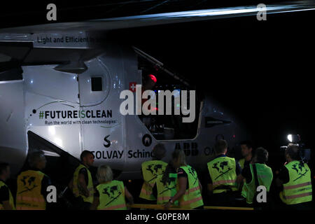 Phoenix, Arizona, USA. 2. Mai 2016. Solar Impulse landet das solar angetriebene Flugzeug pilotiert von André Borschberg am Phoenix-Goodyear-Flughafen. Das Flugzeug abhob von Moffett-Flugfeld in der Nähe von San Francisco früher in den Tag. die 16 Stunden Flug bedeckt etwa 720 Meilen. Bildnachweis: Jennifer Mack/Alamy Live-Nachrichten Stockfoto