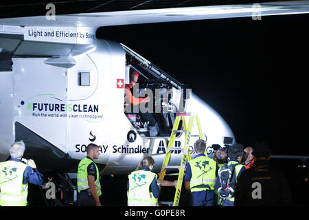 Phoenix, Arizona, USA. 2. Mai 2016. Solar Impulse landet das solar angetriebene Flugzeug pilotiert von André Borschberg am Phoenix-Goodyear-Flughafen. Das Flugzeug abhob von Moffett-Flugfeld in der Nähe von San Francisco früher in den Tag. die 16 Stunden Flug bedeckt etwa 720 Meilen. Bildnachweis: Jennifer Mack/Alamy Live-Nachrichten Stockfoto