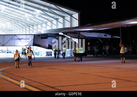 Phoenix, Arizona, USA. 2. Mai 2016. Solar Impulse landet das solar angetriebene Flugzeug pilotiert von André Borschberg am Phoenix-Goodyear-Flughafen. Das Flugzeug abhob von Moffett-Flugfeld in der Nähe von San Francisco früher in den Tag. die 16 Stunden Flug bedeckt etwa 720 Meilen. Bildnachweis: Jennifer Mack/Alamy Live-Nachrichten Stockfoto