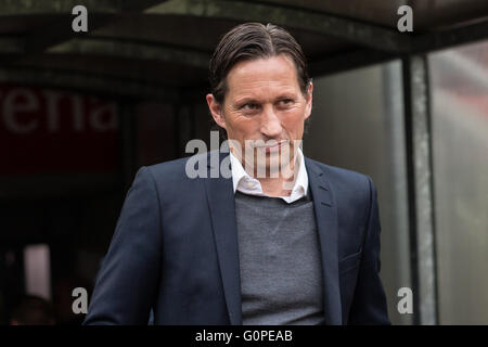 Leverkusen, Deutschland. 30. April 2016. Leverkusens Trainer Roger Schmidt vor der deutschen Fußball-Bundesliga-Fußball im Bild Kopf match zwischen Bayer 04 Leverkusen und Hertha BSC in der BayArena in Leverkusen, Deutschland, 30. April 2016. Foto: MAJA HITIJ/Dpa/Alamy Live News Stockfoto