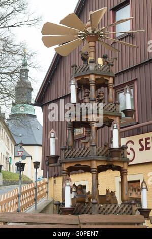 Eine Pyramide vor dem Pyramide-Haus in Seiffen (Sachsen), Deutschland, 19. April 2016. Im Hintergrund ist die Seiffener Kirche, auch genannt Bergkirche Seiffen (Bergkirche Seiffen). Foto: Sebastian Kahnert/dpa Stockfoto