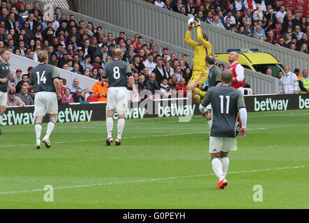 Upton Park, London, UK. 2. Mai 2016. Ehemaliger England Spieler und prominente spielte die letzten internationalen im Upton Park bevor West Ham ihr neues Stadion nächste Saison, die Übereinstimmung, eingerichtet, um zu gedenken des 50. Jahrestages der Three Lions-Weltcup-Sieg im Jahre 1966 - Deutschland gewann 7: 2 in der Nacht Bild: Jens Lehmann Credit: Stills Presse/Alamy Live News Stockfoto