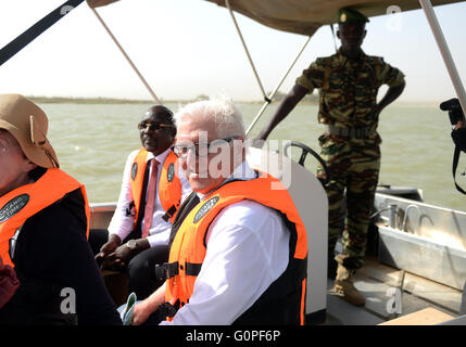 Niamey, Niger. 3. Mai 2016. Bundesaußenminister Frank-Walter Steinmeier (vorne C) findet eine Bootsfahrt am Fluss Niger in Niamey, Niger, 3. Mai 2016. Foto: BRITTA PEDERSEN/Dpa/Alamy Live News Stockfoto