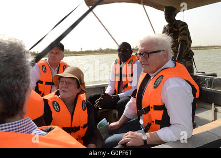 Niamey, Niger. 3. Mai 2016. Bundesaußenminister Frank-Walter Steinmeier (2-R) findet eine Bootsfahrt am Fluss Niger in Niamey, Niger, 3. Mai 2016. Foto: BRITTA PEDERSEN/Dpa/Alamy Live News Stockfoto