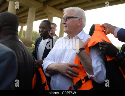 Niamey, Niger. 3. Mai 2016. Deutscher Außenminister Frank-Walter Steinmeier (C) setzt auf eine Schwimmweste für eine Bootsfahrt am Fluss Niger in Niamey, Niger, 3. Mai 2016. Foto: BRITTA PEDERSEN/Dpa/Alamy Live News Stockfoto