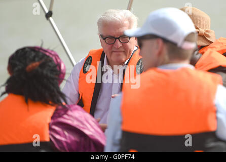 Niamey, Niger. 3. Mai 2016. Bundesaußenminister Frank-Walter Steinmeier (2 L) und sein französischer Amtskollege Jean-Marc Ayrault (nicht abgebildet) Bootsfahrt eine am Fluss Niger wie sie über Wasser Reinigung Entwicklungsprojekte im Niger-Becken in Niamey, Niger, 3. Mai 2016 informiert sein werden. Foto: BRITTA PEDERSEN/Dpa/Alamy Live News Stockfoto