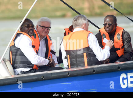 Niamey, Niger. 3. Mai 2016. Bundesaußenminister Frank-Walter Steinmeier (2 L) und sein französischer Amtskollege Jean-Marc Ayrault (2-R) Bootsfahrt eine am Fluss Niger wie sie über Wasser Reinigung Entwicklungsprojekte im Niger-Becken in Niamey, Niger, 3. Mai 2016 informiert sein werden. Foto: BRITTA PEDERSEN/Dpa/Alamy Live News Stockfoto