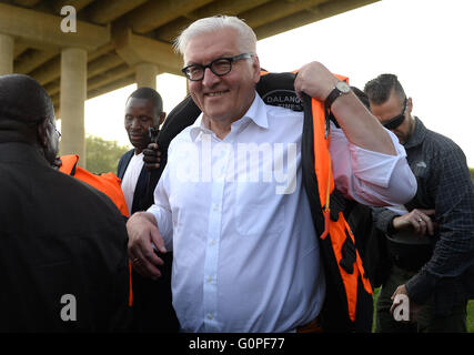 Niamey, Niger. 3. Mai 2016. Deutscher Außenminister Frank-Walter Steinmeier (C) setzt auf eine Schwimmweste für eine Bootsfahrt am Fluss Niger in Niamey, Niger, 3. Mai 2016. Foto: BRITTA PEDERSEN/Dpa/Alamy Live News Stockfoto