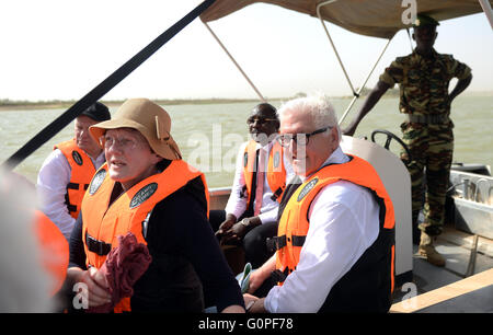 Niamey, Niger. 3. Mai 2016. Bundesaußenminister Frank-Walter Steinmeier (2-R) findet eine Bootsfahrt am Fluss Niger in Niamey, Niger, 3. Mai 2016. Foto: BRITTA PEDERSEN/Dpa/Alamy Live News Stockfoto