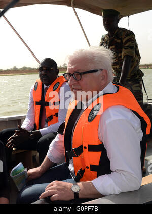 Niamey, Niger. 3. Mai 2016. Bundesaußenminister Frank-Walter Steinmeier (vorne) findet eine Bootsfahrt am Fluss Niger in Niamey, Niger, 3. Mai 2016. Foto: BRITTA PEDERSEN/Dpa/Alamy Live News Stockfoto