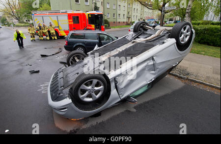 Hannover, Deutschland. 3. Mai 2016. Ein Mercedes Auto liegt auf dem Kopf stehend auf einer Straße in einer Geschwindigkeitsbegrenzung Zone in Hannover, 3. Mai 2016. Der Mercedes hatte mit einem Volkswagen Pkw abgestürzt, nachdem einer der Fahrer die Höchstgeschwindigkeit ignorieren das Wegerecht in der Zone Geschwindigkeitsbegrenzung überschritten hatte. Foto: Julian Stratenschulte/Dpa/Alamy Live News Stockfoto