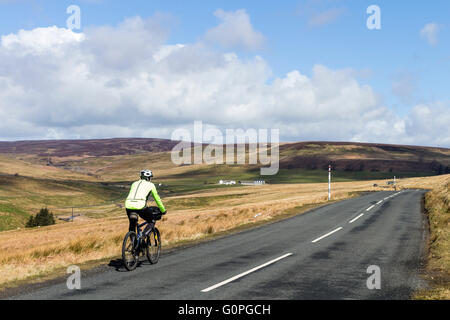 North Pennines, Teesdale, County Durham UK. Dienstag, 3. Mai 2016. Großbritannien Wetter. Radfahrer genießen die Sonne und die Mauren in der Nähe von mittleren End Farm in Teesdale. Bildnachweis: David Forster/Alamy Live-Nachrichten Stockfoto