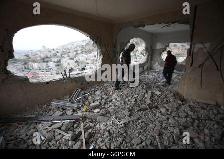 Nablus, Westjordanland, Palästinensische Gebiete. 3. Mai 2016. Palästinenser sehen Sie sich den Schaden im Westjordanland Stadt von Nablus, nach der israelischen Streitkräfte das Haus von Zaid Amer, ein palästinensischer Mann beschuldigt, Teilnahme an der Ermordung von wenigen jüdischen Siedler in der Nähe der Siedlung Itamar im Oktober letzten Jahres zerstört. Das jüdische Ehepaar vor ihren kleinen Kindern erschossen wurde, während sie auf der West Bank-Straße zwischen den nördlichen Siedlungen von Itamar und Elon Moreh Credit fuhren: Nedal Eshtayah/APA Bilder/ZUMA Draht/Alamy Live News Stockfoto