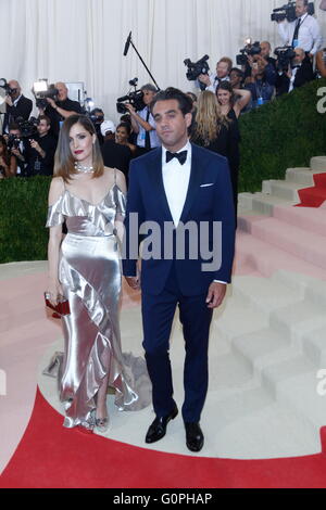 New York City, USA. 2. Mai 2016. Rose Byrne und Bobby Cannavale teilnehmen "Manus X Machina: Fashion In An Age Of Technology" Costume Institute Gala im Metropolitan Museum of Art in New York City, USA, am 2. Mai 2016. Foto: Hubert Boesl - NO WIRE SERVICE - Kredit: Dpa picture-Alliance/Alamy Live News Stockfoto