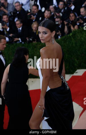 New York City, USA. 2. Mai 2016. Emily Ratajkowski besucht "Manus X Machina: Fashion In An Age Of Technology" Costume Institute Gala im Metropolitan Museum of Art in New York City, USA, am 2. Mai 2016. Bildnachweis: Dpa picture Alliance/Alamy Live News Stockfoto