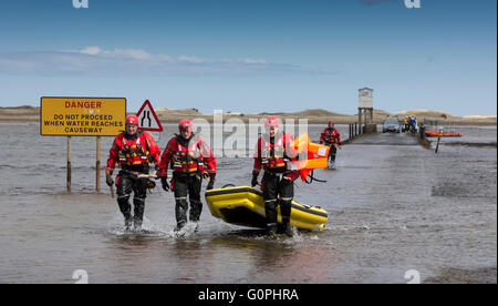 Holy Island, Lindisfarne, Northumberland, UK. 3. Mai 2016. Feuerwehrführungskräfte Rettung an Land waten obwohl Knöchel tiefen Wasser nach eine panische Autofahrer, versucht, zu überqueren bevor Ebbe Holy Island Causeway, gelöscht verursacht einen hohen Maßstab Alarm mit fünf Notdienste Credit: Neil McAllister/Alamy Live News Stockfoto