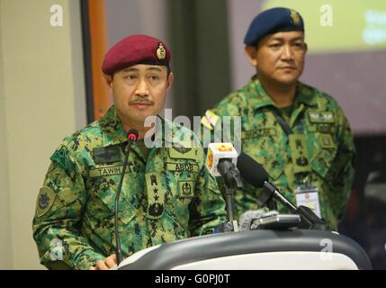 (160503) - BANDAR SERI BEGAWAN, 3. Mai 2016 (Xinhua)--Brunei Commander des Royal Brunei Armed Forces (RBAF) Mohd Tawih (L) liefert eine Rede bei der Eröffnungsfeier am Multi National Coordination Centre in Banda Seri Begawan, Hauptstadt von Brunei, 3. Mai 2016 Übung. Die ASEAN (Association of Southeast Asian Nations) Verteidigung Minister Meeting-Plus Maritime Sicherheit und Counter-Terrorismus-Übung (ADMM Plus MS & CT) wurde offiziell Dienstag mit einer feierlichen Eröffnung am Multi nationale Koordination Zentrum (MNCC) in Bandar Seri Begawan, Brunei Hauptstadt. Marinen 10 zählen Stockfoto