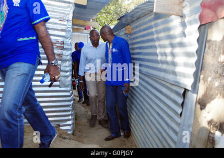 Durban. 3. Mai 2016. Mmusi Maimane, der Anführer der Südafrikas größte Oppositionspartei, die demokratische Allianz (weißes Hemd, Center), spricht die Partei KwaZulu-Natal Provinz Führer Zwakele Mncwango Spaziergang durch einer informellen Siedlung während auf Wahlkampftour in Durbans Clare Estate-Bereich. Das Land soll bis auf die Umfrage für die Kommunalwahlen am 3. August. -Kredit: Giordano Stolley/Alamy Live-Nachrichten Stockfoto