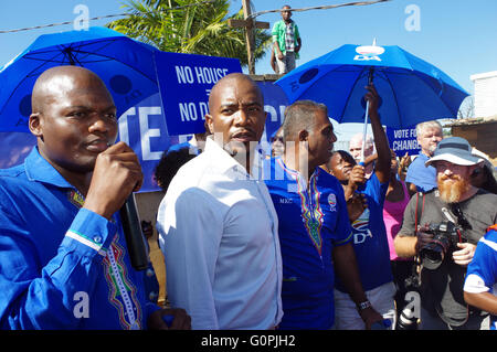 Durban. 3. Mai 2016. Zwakele Mncwango (rechts), spricht der KwaZulu-Natal Provinz Staatsoberhaupt Südafrikas größte Oppositionspartei, die demokratische Allianz um potenzielle Wähler in Durbans Clare Estate-Bereich, wie die Partei national Parteichef Mmusi Maimane (Mitte, weißes Hemd) blickt auf. Das Land soll bis auf die Umfrage für die Kommunalwahlen am 3. August. -Kredit: Giordano Stolley/Alamy Live-Nachrichten Stockfoto