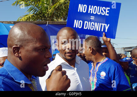 Durban. 3. Mai 2016. Zwakele Mncwango (rechts), spricht der KwaZulu-Natal Provinz Staatsoberhaupt Südafrikas größte Oppositionspartei, die demokratische Allianz um potenzielle Wähler in Durbans Clare Estate-Bereich, wie die Partei national Parteichef Mmusi Maimane (Mitte, weißes Hemd) blickt auf. Das Land soll bis auf die Umfrage für die Kommunalwahlen am 3. August. -Kredit: Giordano Stolley/Alamy Live-Nachrichten Stockfoto