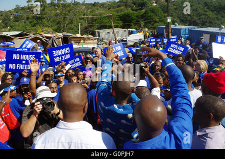 Durban. 3. Mai 2016. Mmusi Maimane, der Anführer der Südafrikas größte Oppositionspartei, die demokratische Allianz (weißes Hemd), Wartezeiten zu Unterstützern während auf Wahlkampftour in Durbans Clare Estate Bereich spricht. Das Land soll bis zu den Urnen für die Kommunalwahlen am 3. August. -Kredit: Giordano Stolley/Alamy Live-Nachrichten Stockfoto