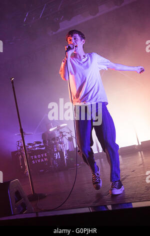 Mailand Italien. 2. Mai 2016. Die australische Pop-Sängerin und Schauspieler TROYE SIVAN Höchstleistungen live auf der Bühne Alcatraz während der "Blauen Nachbarschaft Tour" Credit: Rodolfo weitertransferiert/Alamy Live News Stockfoto