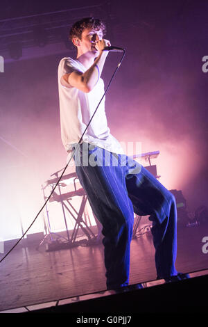 Mailand Italien. 2. Mai 2016. Die australische Pop-Sängerin und Schauspieler TROYE SIVAN Höchstleistungen live auf der Bühne Alcatraz während der "Blauen Nachbarschaft Tour" Credit: Rodolfo weitertransferiert/Alamy Live News Stockfoto