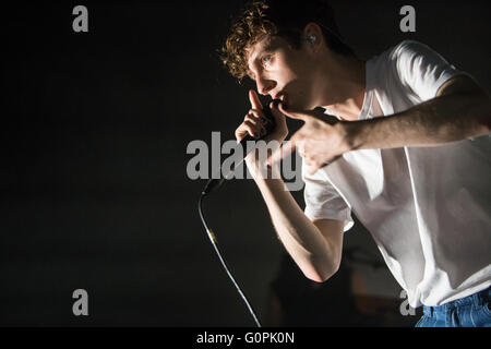 Mailand Italien. 2. Mai 2016. Die australische Pop-Sängerin und Schauspieler TROYE SIVAN Höchstleistungen live auf der Bühne Alcatraz während der "Blauen Nachbarschaft Tour" Credit: Rodolfo weitertransferiert/Alamy Live News Stockfoto