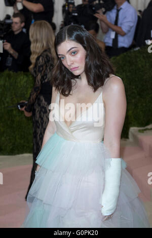 New York City, USA. 2. Mai 2016. Sängerin Lorde besucht "Manus X Machina: Fashion In An Age Of Technology" Costume Institute Gala im Metropolitan Museum of Art in New York City, USA, am 2. Mai 2016. Bildnachweis: Dpa picture Alliance/Alamy Live News Stockfoto