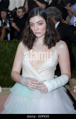 New York City, USA. 2. Mai 2016. Sängerin Lorde besucht "Manus X Machina: Fashion In An Age Of Technology" Costume Institute Gala im Metropolitan Museum of Art in New York City, USA, am 2. Mai 2016. Bildnachweis: Dpa picture Alliance/Alamy Live News Stockfoto