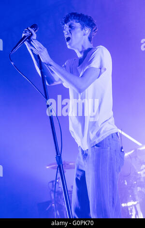 Mailand Italien. 2. Mai 2016. Die australische Pop-Sängerin und Schauspieler TROYE SIVAN Höchstleistungen live auf der Bühne Alcatraz während der "Blauen Nachbarschaft Tour" Credit: Rodolfo weitertransferiert/Alamy Live News Stockfoto