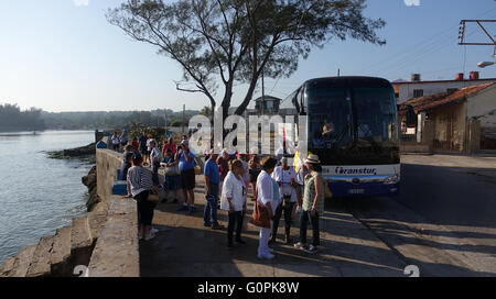 Cojimar, Kuba. 3. Mai 2016. Passagier von der aus die Fathon Adonia Fähre Schiff gehen von einem Tour-Bus in Cojimar, Kuba, östlich von Havanna, Dienstag, 3. Mai 2016. Die Stadt ist die Einstellung für Ernest Hemmigway Roman Ã ¢ Â'¬Å "der alte Mann und das Sea.Ã¢â'¬Â. SOUTH FLORIDA HERAUS; KEINE MAGS; KEIN VERKAUF; KEIN INTERNET; KEIN FERNSEHER. © Sun-Sentinel/ZUMA Draht/Alamy Live-Nachrichten Stockfoto