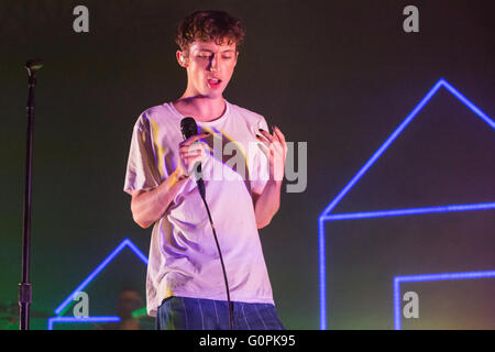 Mailand Italien. 2. Mai 2016. Die australische Pop-Sängerin und Schauspieler TROYE SIVAN Höchstleistungen live auf der Bühne Alcatraz während der "Blauen Nachbarschaft Tour" Credit: Rodolfo weitertransferiert/Alamy Live News Stockfoto