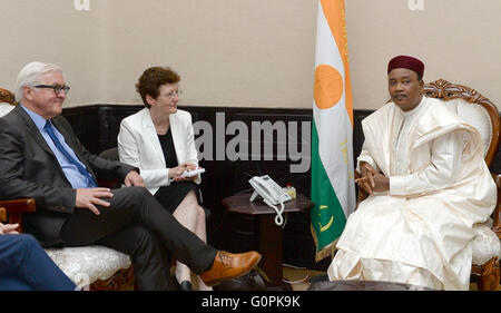 Niamey, Niger. 3. Mai 2016. Der deutsche Außenminister Frank-Walter Steinmeier (SPD, L) trifft Präsident des Niger Mahamadou Issoufou in Niamey, Niger, 3. Mai 2016. Foto: Britta Pedersen/Dpa/Alamy Live News Stockfoto