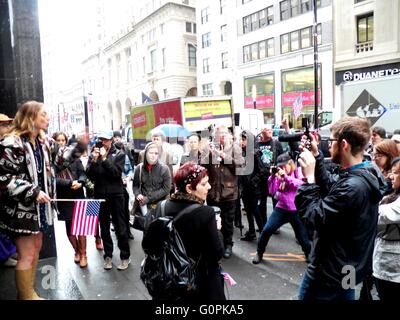 New York, NY, USA. 3. Mai 2016-Kundgebung gegen NYC Wahlbetrug am Brett von Wahlen. Bildnachweis: Mark Apollo/Alamy Live-Nachrichten Stockfoto