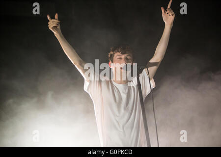 Mailand Italien. 2. Mai 2016. Die australische Pop-Sängerin und Schauspieler TROYE SIVAN Höchstleistungen live auf der Bühne Alcatraz während der "Blauen Nachbarschaft Tour" Credit: Rodolfo weitertransferiert/Alamy Live News Stockfoto