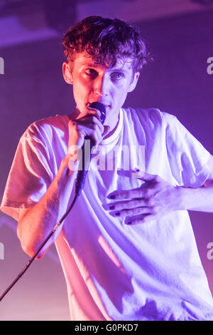 Mailand Italien. 2. Mai 2016. Die australische Pop-Sängerin und Schauspieler TROYE SIVAN Höchstleistungen live auf der Bühne Alcatraz während der "Blauen Nachbarschaft Tour" Credit: Rodolfo weitertransferiert/Alamy Live News Stockfoto