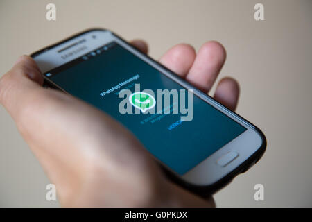 Sao Paulo, Brasilien. Mai 2016. Beliebte Nachrichten WhatsApp Smartphone Application Service wurde langsam wieder zur Verfügung gestellt bis heute Nachmittag. Foto: Ein Smartphone-Display zeigt WhatsApp-Anwendung. Quelle: Andre M. Chang/Alamy Live News Stockfoto