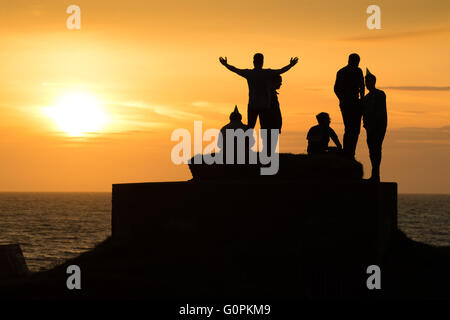 Aberystwyth Wales UK, Dienstag, 3. Mai 2016 UK Wetter: eine Gruppe von Aberystwyth Universitätsstudenten, einige tragen konische Partyhüte feiern den Geburtstag eines Freundes von gerade die Sonne über die Cardigan Bay an der Westküste, Wales der Wetterbericht, um schrittweise zu verbessern in den nächsten Tagen mit der Temperatur steigt zu den niedrigen 20; s Grad Celsius durch das Wochenende Foto Credit : Keith Morris / Alamy Live News Stockfoto