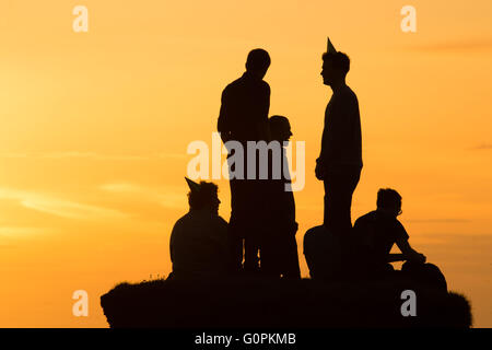 Aberystwyth Wales UK, Dienstag, 3. Mai 2016 UK Wetter: eine Gruppe von Aberystwyth Universitätsstudenten, einige tragen konische Partyhüte feiern den Geburtstag eines Freundes von gerade die Sonne über die Cardigan Bay an der Westküste, Wales der Wetterbericht, um schrittweise zu verbessern in den nächsten Tagen mit der Temperatur steigt zu den niedrigen 20; s Grad Celsius durch das Wochenende Foto Credit : Keith Morris / Alamy Live News Stockfoto
