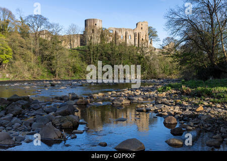 Barnard Castle, Teesdale, County Durham UK.  Dienstag, 3. Mai 2016. Großbritannien Wetter.  Ein angenehmer Abend in Nordengland wie die Sonne leuchtet die mittelalterliche Burg Barnard, die Burg hoch auf einem Felsvorsprung oberhalb des Flusses Tees eingestellt. Bildnachweis: David Forster/Alamy Live-Nachrichten Stockfoto