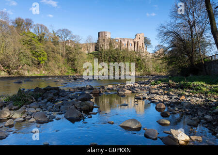 Barnard Castle, Teesdale, County Durham UK.  Dienstag, 3. Mai 2016. Großbritannien Wetter.  Ein angenehmer Abend in Nordengland wie die Sonne leuchtet die mittelalterliche Burg Barnard, die Burg hoch auf einem Felsvorsprung oberhalb des Flusses Tees eingestellt. Bildnachweis: David Forster/Alamy Live-Nachrichten Stockfoto