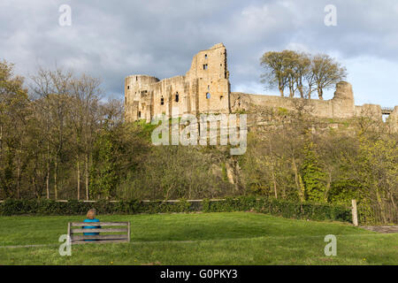 Barnard Castle, Teesdale, County Durham UK.  Dienstag, 3. Mai 2016. Großbritannien Wetter.  Ein angenehmer Abend in Nordengland wie die Sonne leuchtet die mittelalterliche Burg Barnard, die Burg hoch auf einem Felsvorsprung oberhalb des Flusses Tees eingestellt. Bildnachweis: David Forster/Alamy Live-Nachrichten Stockfoto