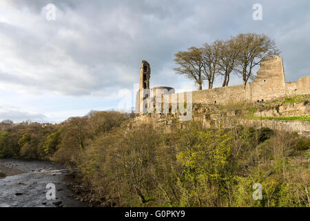 Barnard Castle, Teesdale, County Durham UK.  Dienstag, 3. Mai 2016. Großbritannien Wetter.  Ein angenehmer Abend in Nordengland wie die Sonne leuchtet die mittelalterliche Burg Barnard, die Burg hoch auf einem Felsvorsprung oberhalb des Flusses Tees eingestellt. Bildnachweis: David Forster/Alamy Live-Nachrichten Stockfoto