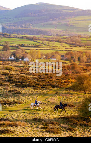 Flintshire, North Wales, UK Wetter-uk Temperaturen beginnt diese Woche mit dem Ergebnis +20 c Grad von Wochenende zu steigen. Reiter enjoyng die untergehende Sonne, als es über halkyn Berg mit Blick auf die clwydian Hügel oder Clwydian Hügel Hügel von Flintshire mit moel Arthur setzt Stockfoto