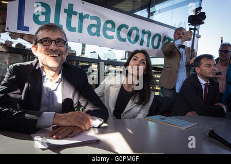 Rom, Italien. 3. Mai 2016. Roms Stadtrat bürgermeisterlichen Anwärter Roberto Giachetti (Demokratische Partei PD), Virginia Raggi (fünf Sterne M5S) und Stefano Fassina (italienische Pose bei einer öffentlichen Debatte über 3. Mai 2016 In Rom. Kommunalwahlen werden am 5. Juni stattfinden. Bildnachweis: Andrea Ronchini/Alamy Live-Nachrichten Stockfoto