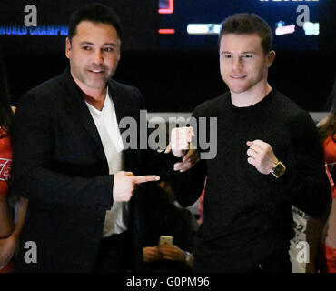 Las Vegas, NV, USA. 3. Mai 2016. (R} Mexiko Canelo Alvarez mit goldenen jungen Oscar De La Hoya kommt als Fans jubeln im MGM grand Hotel in Las Vegas Dienstag. Canelo Alvarez sein Kampf Großbritanniens gegen Amir Khan für die Weltmeisterschaft im Mittelgewicht diesen Samstag Mai 7. in der T-Mobile Arena und auf HBO PPV in Las Vegas. Foto von gen Blevins/LA DailyNews Credit: Gene Blevins/ZUMA Draht/Alamy Live-Nachrichten Stockfoto