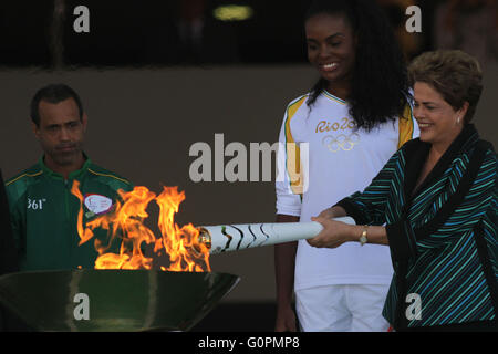 Brasilia. 3. Mai 2016. Brasilianische Präsidentin Dilma Rousseff leuchtet die Olympische Fackel im Planalto Palace in Brasilia 3. Mai 2016. Brasilien am Dienstag begann die 95-Tag Olympischer Fackellauf, die für die Olympischen Spiele 2016 Eröffnungsfeier im Maracana Stadion in Rio De Janeiro im August endet. Bildnachweis: Rahel Patras/Xinhua/Alamy Live-Nachrichten Stockfoto